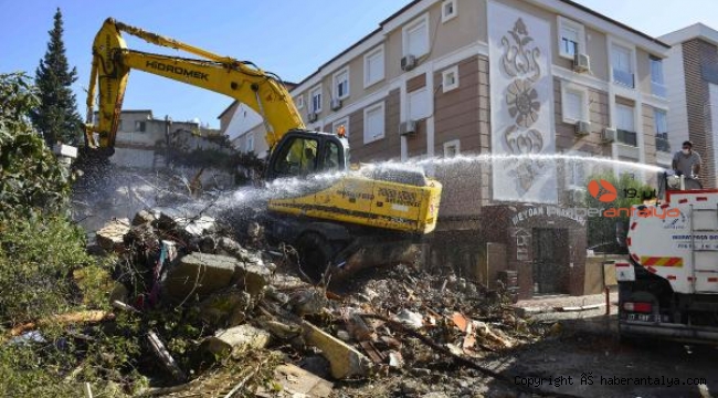 Muratpaşa'da kaçak metruk bina yıkıldı