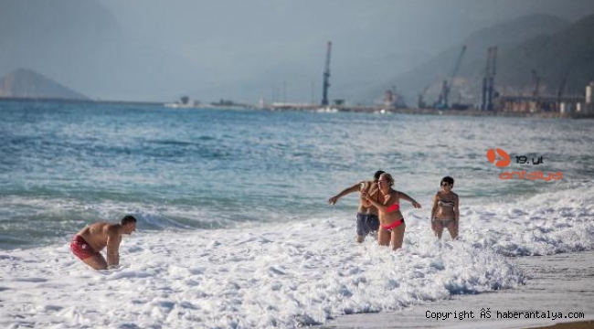 Antalya'da aralık ayında deniz keyfi