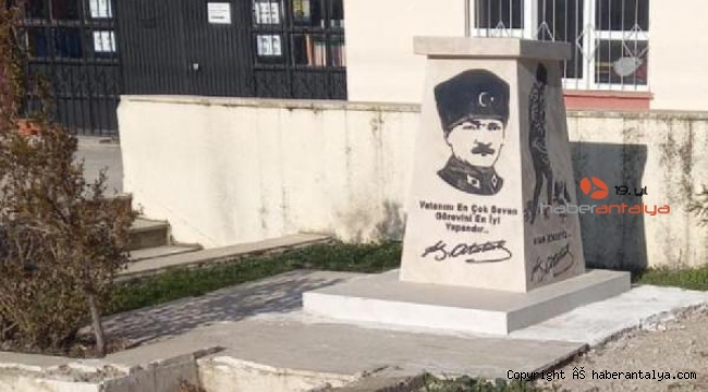 Antalya'da Atatürk'ün büstü ve heykeline saldırı !