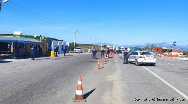 Antalya'da, jandarmadan yılbaşı öncesi kaçak tütün ve trafik uygulaması