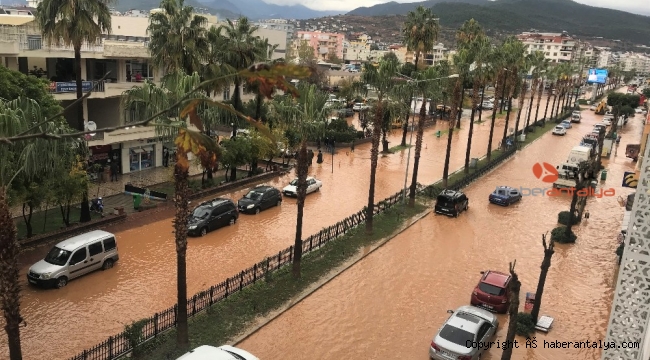 Antalya'da kısa süren şiddetli yağış sele sebep oldu !