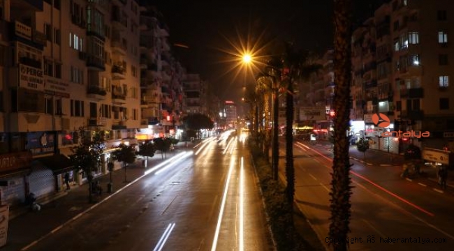 Antalya'da kısıtlama öncesi sokaklar boş kaldı