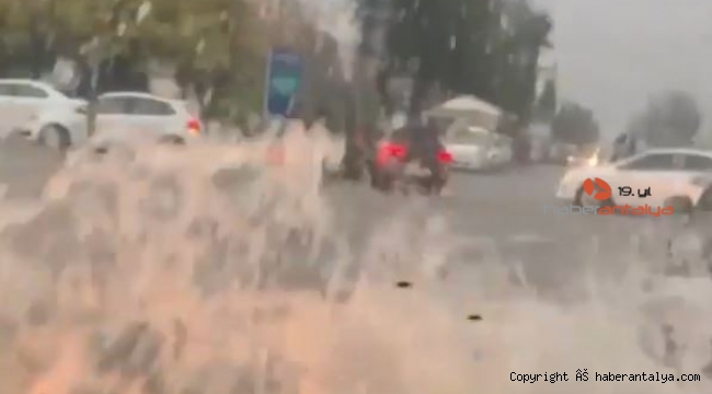 Antalya'da sağanak hayatı olumsuz etkiledi