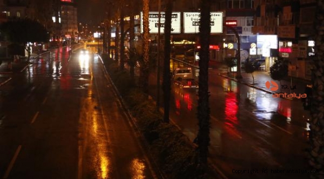 Antalya'da sokağa çıkma kısıtlaması yağmurla başladı