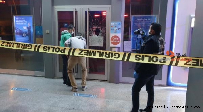 Bankanın camını kaldırım taşıyla kırdı, pişman olup polise teslim oldu