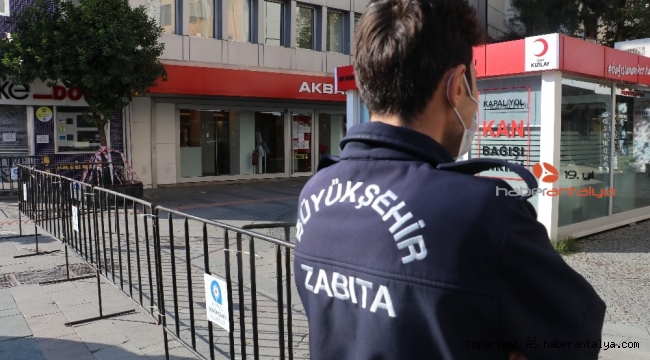 Bankların şeritlerle kapatıldığı o caddeye giriş sınırlı !