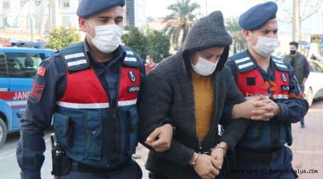 Boğazına bıçak dayadı, taciz ve gasptan tutuklandı