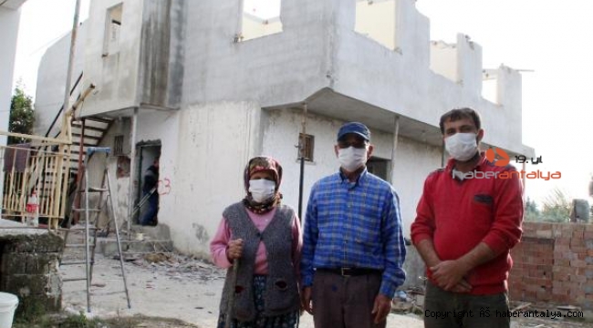 Depremde zarar gören eve yıkım kararı çıktı, komşularına yerleşen aile yardım istedi