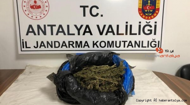 Emekli polis 1290 gram esrarla yakalandı