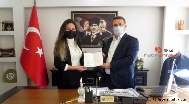 Genç şairden kaymakama kitap