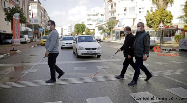Görme engelli bireyler için trafikte sesli uyarı