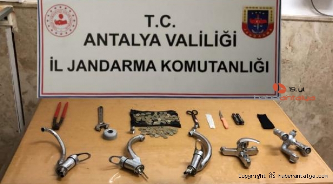 Hırsız çalarken yakalandı !
