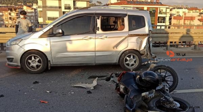 İntihara kalkışan kadına yardım için park ettiği aracına motosiklet çarptı
