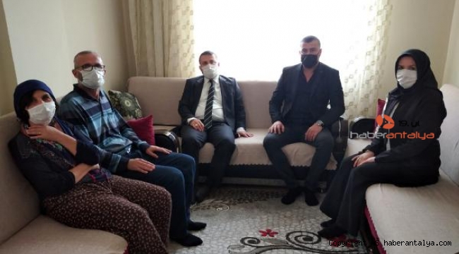 Kaymakam Çimşit, engelli aileyi evinde ziyaret etti