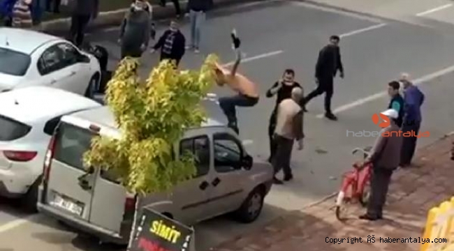 Kaza yapan motosikletlinin yakını, araçlara saldırdı