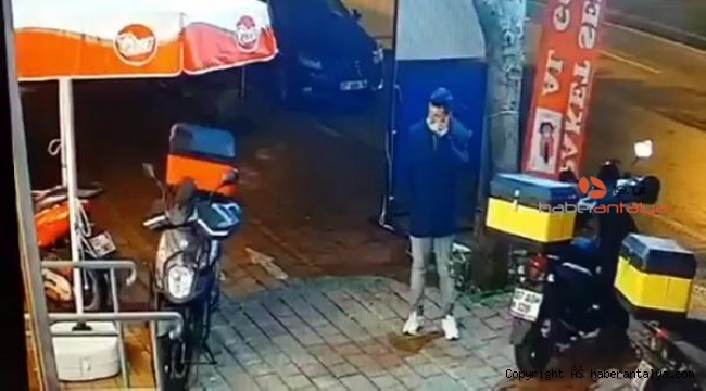 Kebapçının önünde motosikletini çaldı