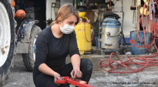 Liseli Duygu, lastik tamir edip, balans ayarı yapıyor