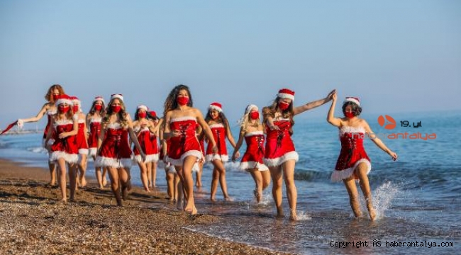 Noel annelerden maskeli, kalpli sağlık mesajı