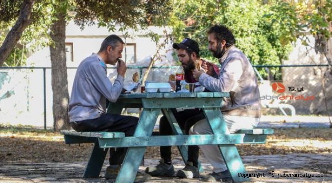 Parklar açık hava restoranı gibi
