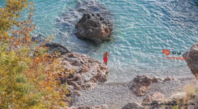 Sağanak beklenen Antalya'da deniz keyfi
