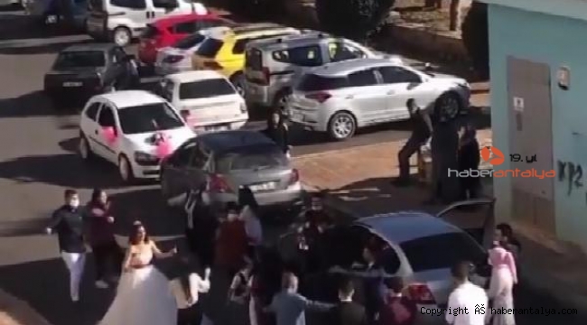 Yasağa aldırmadan sokakta düğün eğlencesi yaptılar