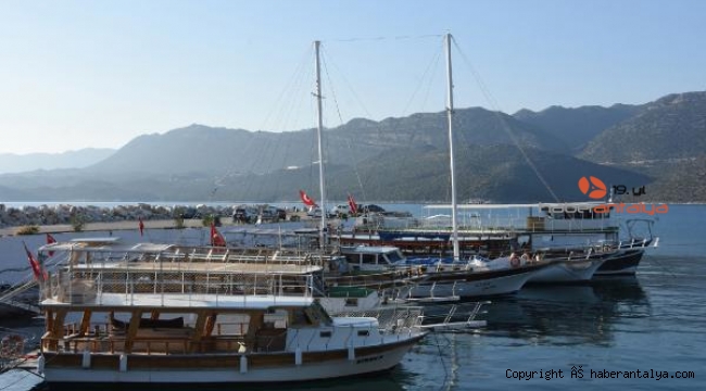 Yatlar Kekova için kış nöbetinde