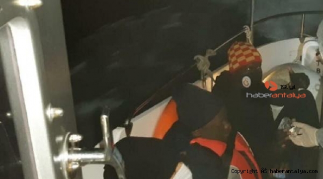 Yunanistan'ın ittiği sürüklenen bottaki 7 kaçak göçmeni Türk Sahil Güvenliği kurtardı
