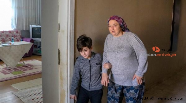 10 yaşındaki Atacan, annesinin hem eli hem ayağı