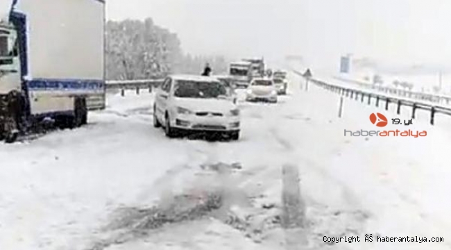 Afyonkarahisar- Antalya karayolunda kar, ulaşımı felç etti !