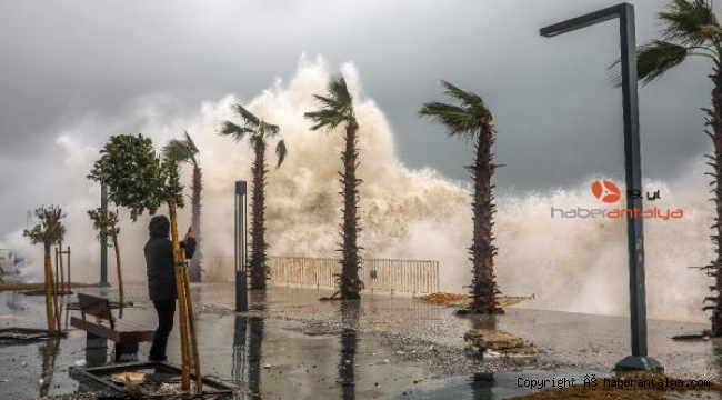 Antalya'da devasa dalgalar