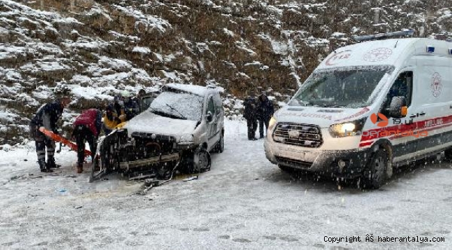 Antalya'da feci kaza: 2 ölü, 3'ü ağır, 5 yaralı