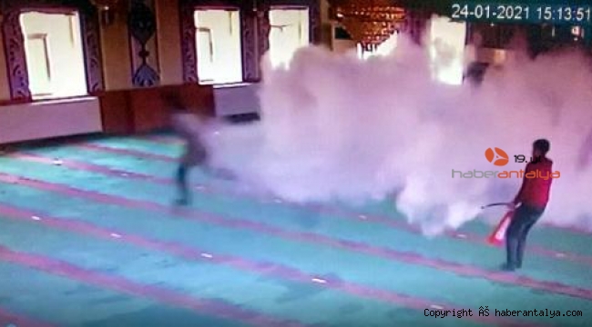 Camiye giren 5 çocuk, ortalığı birbirine kattı