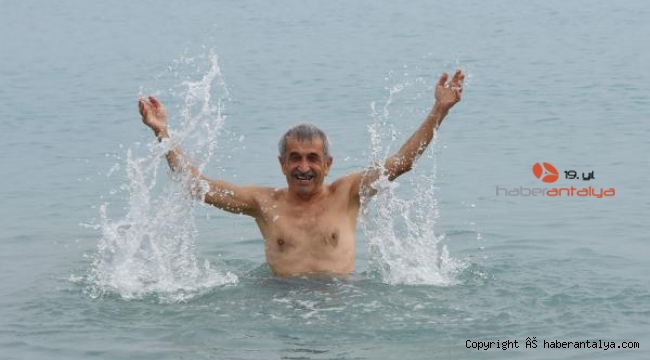 Emekli öğretmenin kış ortasında deniz keyfi