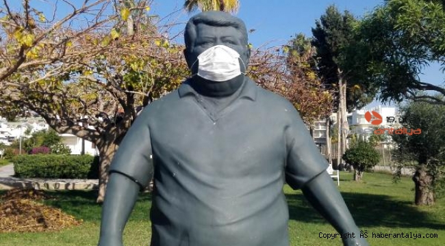 Eski Cumhurbaşkanı Özal'ın heykeline maske takıldı