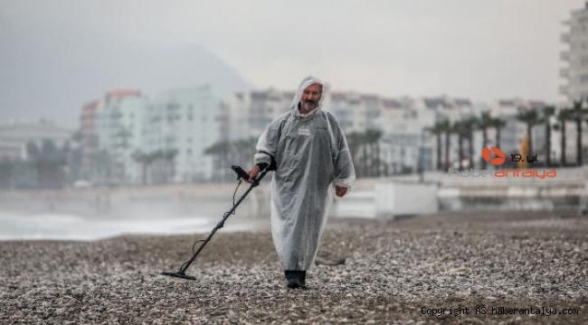 Geçimini sahilde değerli eşya arayarak sağlıyor