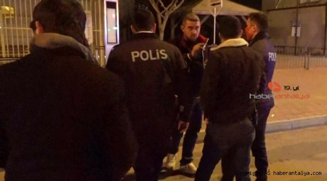 Husumetlisi yerine üst kat komşusunun kapısına dayandı, ortalığı birbirine kattı !