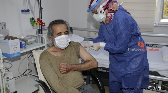 Huzurevi sakinlerine CoronaVac aşıları yapıldı