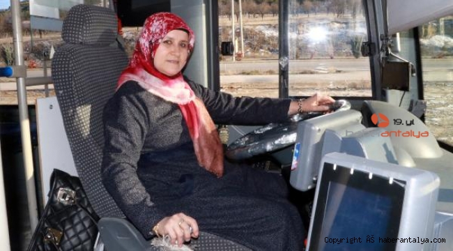İlk kadın halk otobüsü şoförü direksiyona geçti