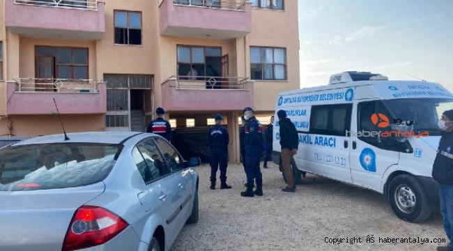 Kapı koluna boynundan iple asılı bulundu