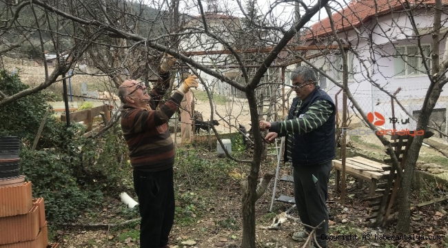 Kışın köye gelemeyen köylülerin evlerinin bakımını komşuları yapıyor
