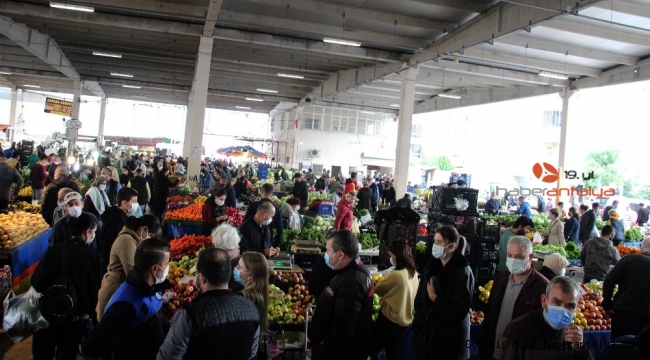 Kısıtlama öncesi semt pazarlarına akın ettiler