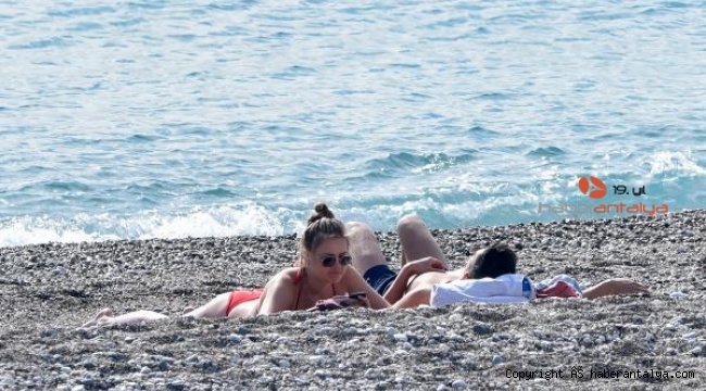 Kısıtlamada turistlerin sahilde güneş keyfi