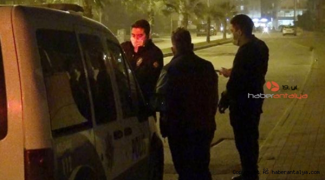 Kısıtlamayı ihlal edip okul bahçesinde oynayan gençlere ceza