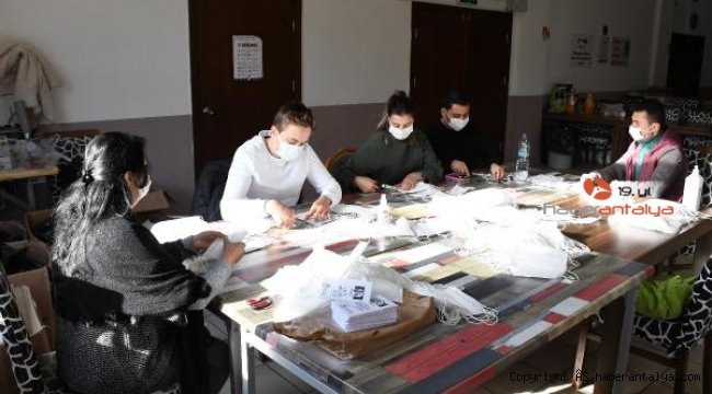 Maskeler düğün salonunda dikiliyor