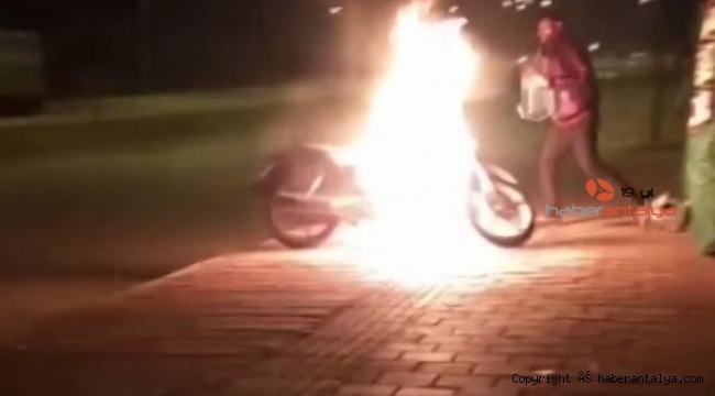 Motosikletindeki yangına bakın nasıl müdahale etti ?