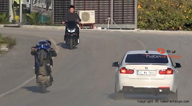Motosikletli gençlerin tehlikeli eğlencesi pahalıya mal oldu !