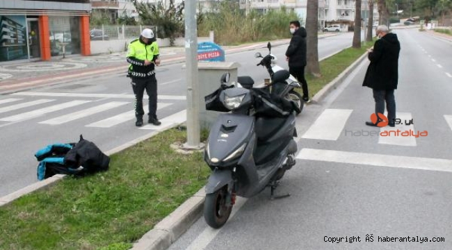 Motosikletli kuryeler paketleri yetiştirmek için birbirlerine girdiler 
