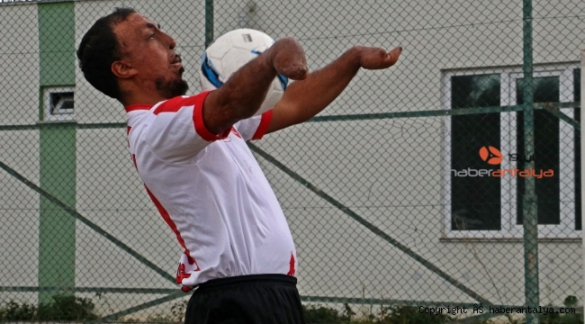 Yangında ellerini ve yüzünü kaybetti, futbolda gol makinesi oldu
