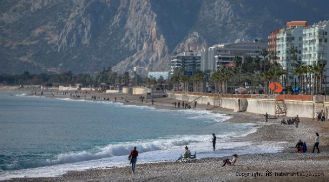 Yurdun büyük bölümünde kar, Antalya'da ise bahar