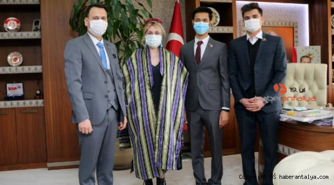 Afganistanlı baba- kızın Akdeniz Üniversitesi başarısı